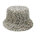 Detalle macro de la suave textura de piel sintética en este gorro de pescador con leopardo - M (56-58cm) / Beige