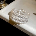 Detail van meerlaagse parelarmband met glanzende strass-steentjes op sieradentray - Vijflaagse Spiraal Parel Strass Armband (8# Zilver)