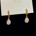 Vista macro dettagliata di orecchini a goccia in oro 18K con zircone a pera e pavé - Goccia d'Acqua Oro