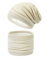 Dettaglio del set cappello e sciarpa in maglia con spessa fodera in pile bianco - Beige