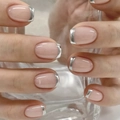 Kurze quadratische Kunstnägel mit nudefarbener Basis und silbernen French-Spitzen - Silberne Französische Spitze Nackt Rosa Stil (JP4113)