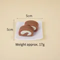 Mini rotoli di torta marroni su vassoio bianco, portachiavi dessert realistico 5x5cm - Panino Color Caffè (Senza Gancio)