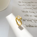Detail eines 18K Goldrings mit rechteckigem klarem Zirkon und einzigartigem offenem Band - US 6 / Rechteckiger Zirkon
