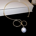 Girocollo placcato oro a onde con una grande perla bianca e un design a forma di otto a spirale - Girocollo Pendente Perla Metallo Dorato Torto