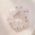 Witte organza scrunchie met schattige rode kersenprint en zachte, transparante textuur - #3 Witte Kers