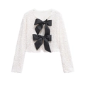 Primer plano de chaqueta blanca con lentejuelas y grandes lazos negros decorativos - XS / Blanco de Alta Calidad