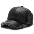 Detalle de gorra de invierno de cuero sintético con forro de felpa y orejeras - Talla única / Negro