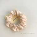Chouchou en tissu beige minimaliste avec texture plissée et design élastique souple - Chouchou Plissé Blanc Cassé