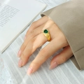 Anillo de corazón dorado estilo francés con cristal verde puesto en mano - US 6 / Oro con piedra verde