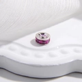 Vista macro di un distanziatore in argento S925 con pietre di zirconi rosa rubino - Zircone Rosso Rosa / 6mm / Oro bianco