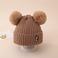 Detail der braunen Strickmütze mit zwei Bommeln und bunter Einhornhon-Stickerei für Kinder - Einheitsgröße (3-10 Jahre) / Khaki