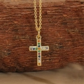 Detail van de gouden kruishanger met kleurrijke zirkonia's aan een fijne ketting - Wit Zirkoon Kruis