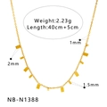 Detailansicht einer 2,2 g Edelstahl-Halskette mit kleinen goldenen rechteckigen Anhängern - Metall-Quadratplatten-Anhänger-Stil (NB-N1388)