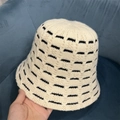 Λεπτομέρεια από πλεκτό μπεζ καπέλο bucket με μαύρες ρίγες σε μπλε βελούδο - Ένα μέγεθος / Λευκό