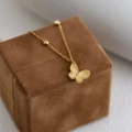 Gouden vlinderketting met gegraveerde vleugels en kleine diamanten in een fluwelen doos - Ketting - Goud
