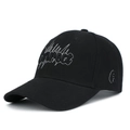 Détail de la broderie blanche Correct sur casquette noire en coton avec logo C latéral - Réglable / Noir