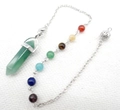 Groene kristallen hanger met zeven chakrastenen aan een zilveren ketting - B16-Groene Aventurijn