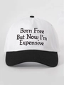 Détail de la broderie Born Free But Now I'm Expensive sur une casquette de baseball bicolore - Blanc et Noir Épissage