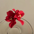 Detailaufnahme einer leuchtend roten Stoffblumen-Haarspange für elegantes Haarstyling - Acryl Spinnenlilie Einzelstil (70#) / Rot