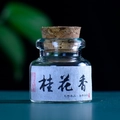 Handgefertigte Osmanthus-Räucherkugeln in einer Glasflasche mit Korken und Papieretikett - Osmanthus-Duft (Trockenpillen)