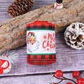 Nahaufnahme von Weihnachtsband mit Weihnachtsmann-Muster und rot-schwarzem Karorand - Rot-Schwarz Karierter Weihnachtsmann-Stil