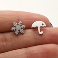 Pendientes de acero inoxidable pulido en forma de copo de nieve y paraguas en mano - Color Acero