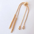 Detail van de 18k vergulde verstelbare schuifkraal met zirkonia bedeltjes voor sieraden - Roségoud