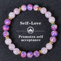 Détail du bracelet en quartz fraise avec une carte d'affirmation sur l'amour de soi - Cristal Rose Self-Love (Style C)