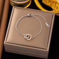 Détail du bracelet double anneau avec chiffres romains et zircon sur coffret - E149 Bracelet Double Anneau Style BVLGARI Argent