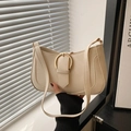 Sac sous le bras beige minimaliste en cuir à motif litchi avec une boucle en D dorée - Blanc