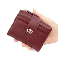 Petit portefeuille en cuir matelassé bordeaux avec boucle dorée et poche zippée - Rouge