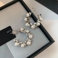 Eleganti orecchini a C in argento con perle e zirconi in una scatola regalo nera - Argento