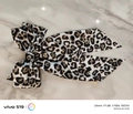 Haarspange mit Leopardenmuster-Schleife und Federverschluss auf Marmorgrund - Weiße Leoparden-Schleife