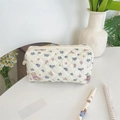 Dettaglio della borsa trapuntata in cotone con motivo floreale e zip di alta qualità - Orso Giocattolo con Fiori Viola