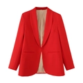 Détail de blazer rouge à col châle et doublure beige clair pour tenue d'affaires décontractée - Écarlate