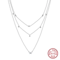 Macro-opname van S925 sterling zilveren drielaagse ketting met zirkoon hangers - Zilver