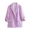 Dettaglio di un blazer lilla con rever a lancia, maniche arricciate e bottoni dorati - S / Violetto