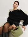 Détail d'un pull en maille croisée noir avec un sac à main vert à texture tressée - S / Noir