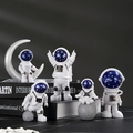 Set di 5 statuine di astronauti bianchi e blu in varie pose per decorazione da scrivania - Set da 5 Pezzi Cielo Stellato - Versione Testa Grande