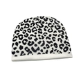 Dettaglio della trama a maglia fitta e della stampa leopardata nera sul berretto beige - Stampa leopardata