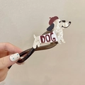 Détail d'une pince à cheveux chien crème avec béret rouge et texture marbrée - Barrette à cheveux chien avec chapeau