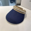 Detailansicht des dunkelblauen Strohvisiers mit eleganten weißen Perlenverzierungen am Rand - M (56-58cm) / Marineblau