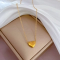 Dettaglio macro del ciondolo a cuore 3D in oro lucido su una sottile catenina o - Acciaio al titanio / K207 Oro (K207) / Oro