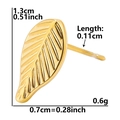 Dettaglio dimensioni orecchini a foglia: 1,3cm di altezza e 0,7cm di larghezza con texture - Foglia Piccola / Oro