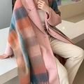 Écharpe chic à rayures arc-en-ciel et franges portée sur un élégant manteau rose - 20# Multicolore Larges Rayures