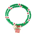 Vue détaillée du bracelet de Noël avec perles rouges vertes et pendentif LOVE - Pendentif Père Noël (BR23Y0663-4)