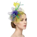 Chapeau bibi avec fleur en maille violette, plumes jaunes et vertes et voile à pois - Jaune, Vert & Violet