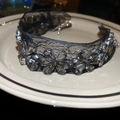 Choker in pizzo scuro con fiori di cristallo grigio a goccia e catena in metallo - Collana-Nero