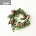15cm Weihnachtskranz-Variante mit verschneiten Kiefernadeln, Zapfen und roten Beeren - Stil E