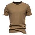 Detail van de kaki wafelgebreide textuur en geribbelde ronde hals op het heren-T-shirt - S / Legergroen